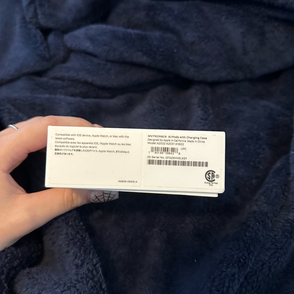 Airpods with charging case - Picture 3 of 6